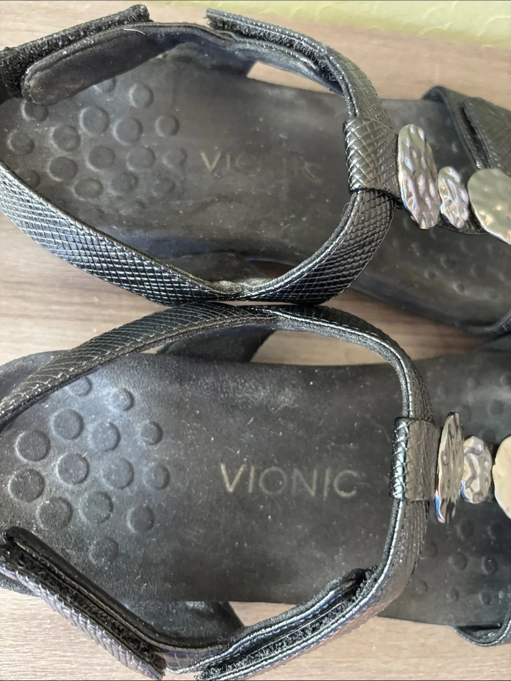 Vionic Farra Lizard Black Faux Leather Sandals Metallic Accent Size 8